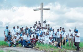 Course de montagne/Les prêtres du Gabon font l’ascension du Mont Koum à Oyem