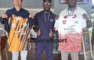 Handball/Les dirigeants de Comilog/Eramet reçoivent le maillot officiel de Manga Dfip