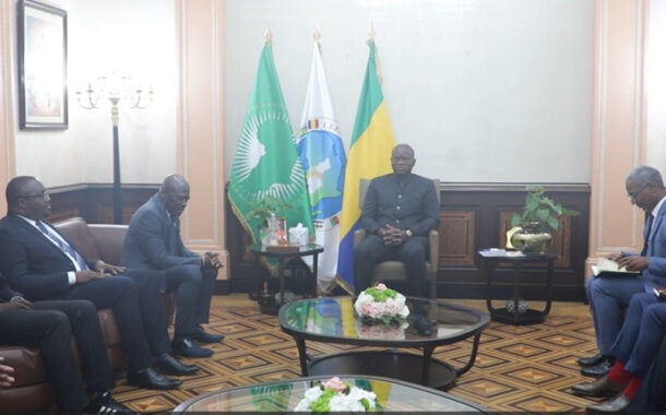 CDM 2026-Arbitrage/Brice Clotaire Oligui Nguéma a reçu les trois arbitres gabonais retenus par la Fifa