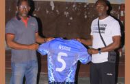 Handball-Vie des club/ASMA reçoit deux jeux de maillots offerts par son vice-président