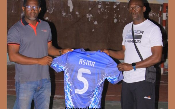 Handball-Vie des club/ASMA reçoit deux jeux de maillots offerts par son vice-président