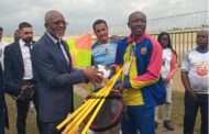 Tournoi Alaba Fall/Le parrain offre du matériel sportif aux équipes