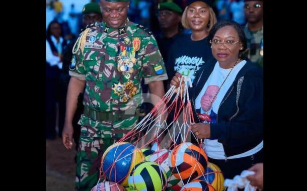 Omnisport/Brice Clotaire Oligui Nguéma offre du matériel de sport aux jeunes de Makokou