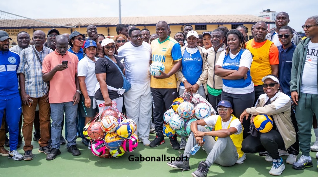 Présidence/Oligui Nguéma offre du matériel de sport au lycée d’Etat de Port-Gentil