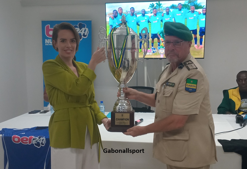 Vie des clubs/Assom-GR présente le trophée de champion de D3 nationale à son sponsor Bet241